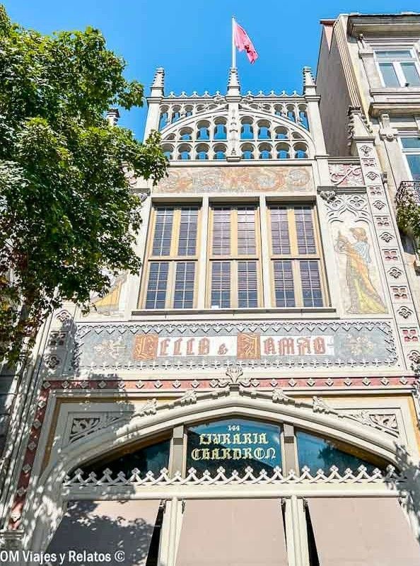 Fachada neogótica de Livraria Lello en Oporto, conocida como la famosa librería de Harry Potter en Oporto.