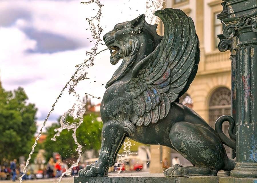 Escultura de león alado en la fuente de los Leones de Oporto, un rincón cercano a la famosa librería de Harry Potter en Oporto.