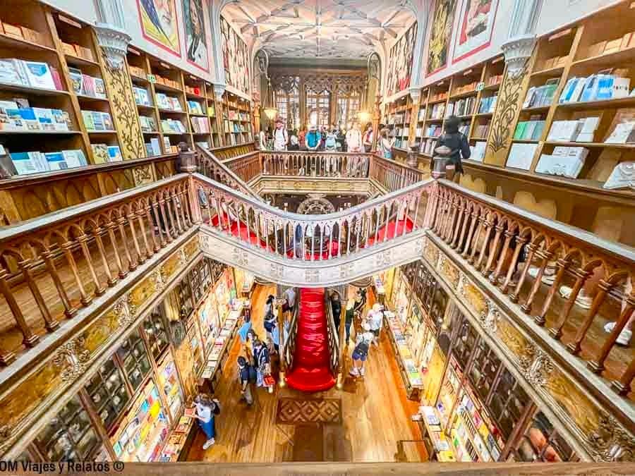 Vista panorámica del interior de la Librería Lello con escaleras rojas, estanterías y barandillas de madera, la famosa libreria de Harry Potter en Oporto.