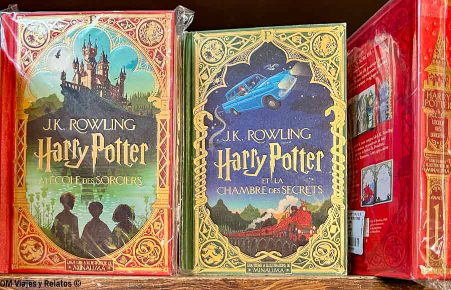 Libros de Harry Potter en edición francesa en la Librería Lello, un detalle mágico de la famosa librería de Harry Potter en Oporto.