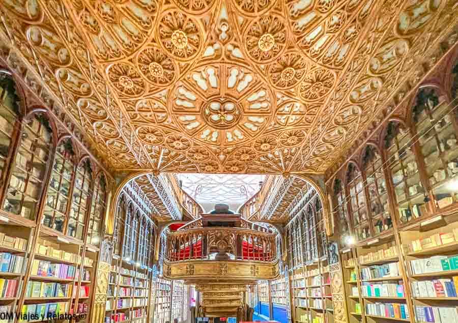 Techo dorado y estanterías de madera de la Librería Lello, un rincón espectacular de la famosa libreria de Harry Potter en Oporto.