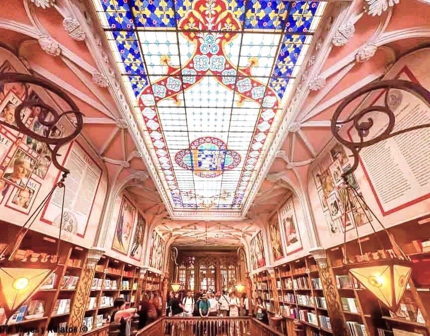Vidriera colorida del techo de la Librería Lello en Oporto, un detalle precioso de la famosa librería de Harry Potter en Oporto.