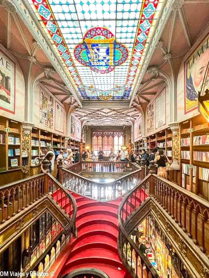 Escalera roja y vidriera de la Librería Lello en Oporto, una de las imágenes más icónicas de la famosa libreria de Harry Potter en Oporto.