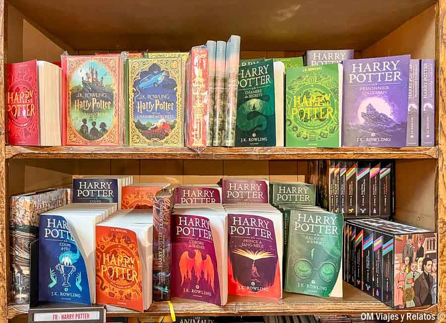 Estantería con libros de Harry Potter en la Librería Lello, la famosa librería de Harry Potter en Oporto.