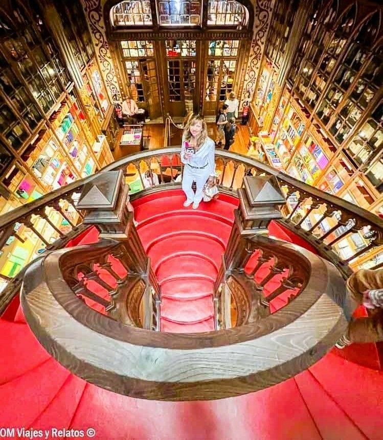 Una servidora en la escalera roja de la Librería Lello, conocida como la libreria de Harry Potter en Oporto.