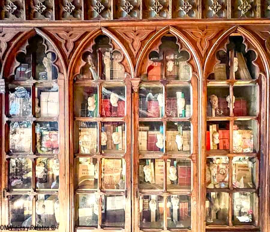 Estanterías de madera con libros antiguos y detalles góticos en la Librería Lello, la famosa librería de Harry Potter en Oporto.