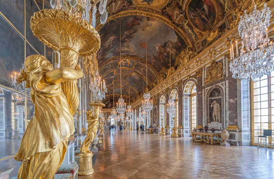 Galería de los Espejos del Palacio de Versalles, una visita imprescindible que ver cerca de Paris.