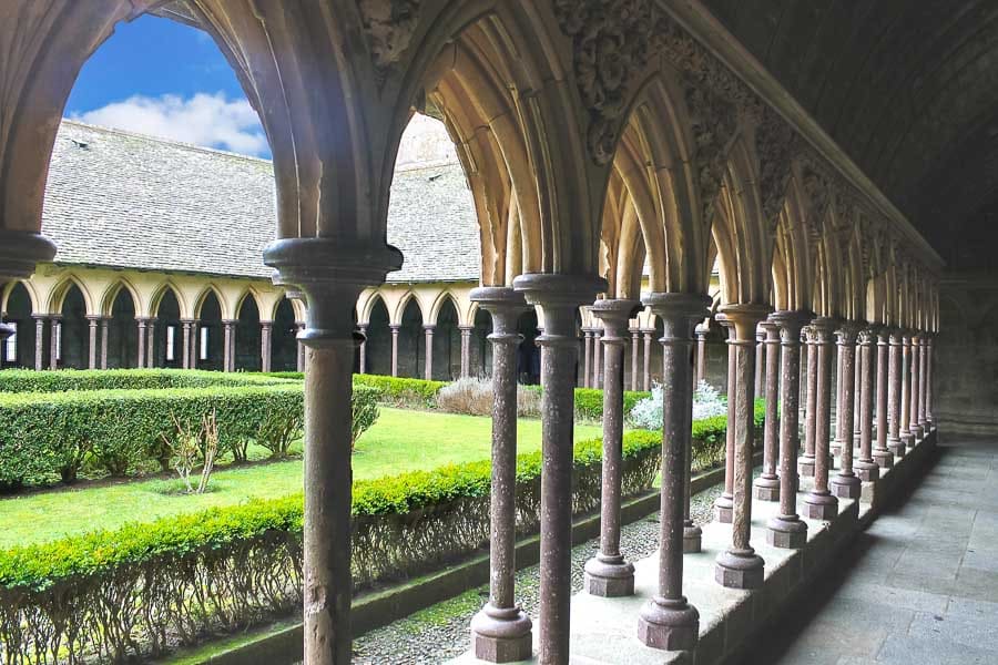 Claustro del Mont Saint-Michel, una visita histórica que ver cerca de Paris.