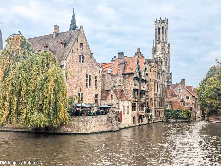 Canales y edificios medievales de Brujas, una escapada con encanto que ver cerca de Paris.