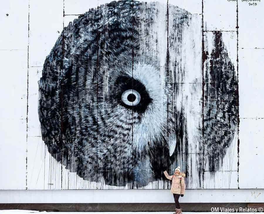 Foto mía posando frente a un gran mural de búho en blanco y negro, ejemplo original de qué ver en Helsinki en un día