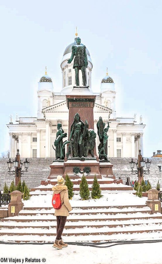 Una servidora contemplando la estatua del zar Alejandro II frente a la Catedral de Helsinki, imprescindible que ver en Helsinki en un día