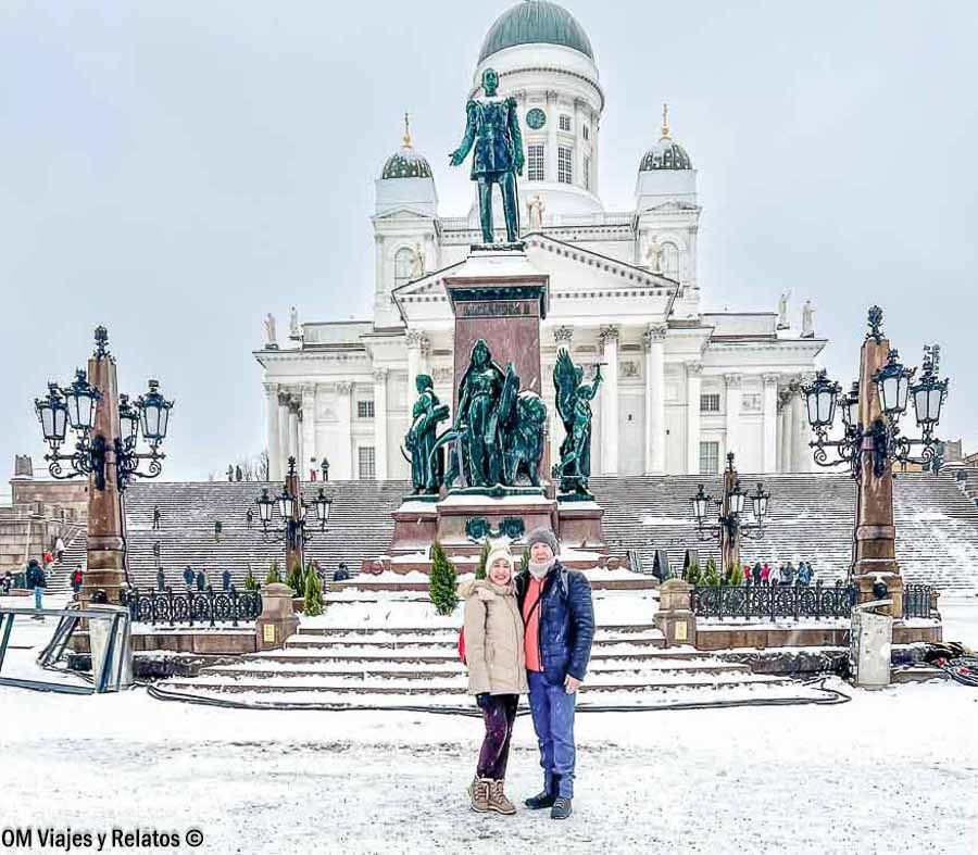 Una servidora u JC posando frente a la Catedral de Helsinki y el monumento a Alejandro II, lugar imprescindible que ver en Helsinki en un día