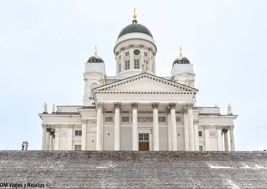 Escalinata cubierta de nieve que conduce a la imponente Catedral de Helsinki, parada destacada que ver en Helsinki en un día