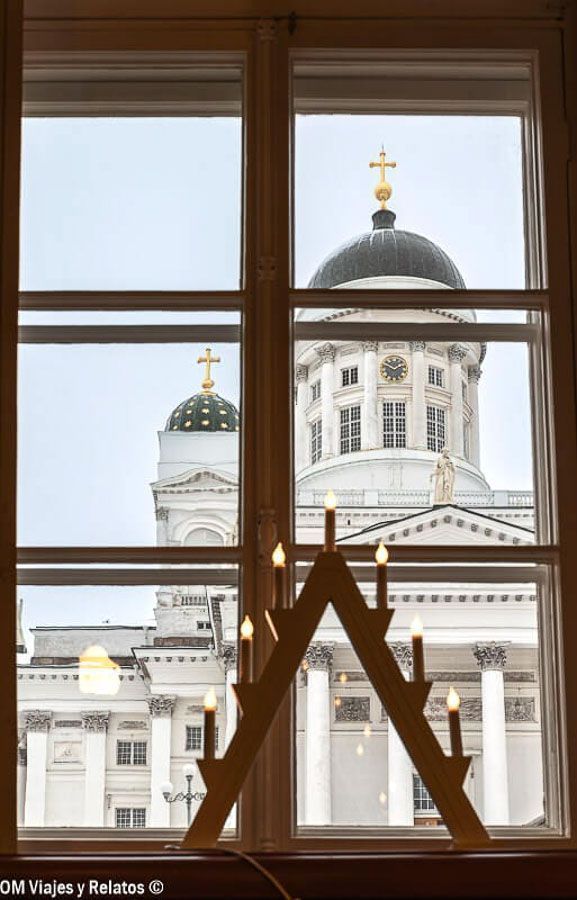 Detalle de la Catedral de Helsinki desde el interior del Café Engel con decoración de velas, perspectiva diferente que ver en Helsinki en un día
