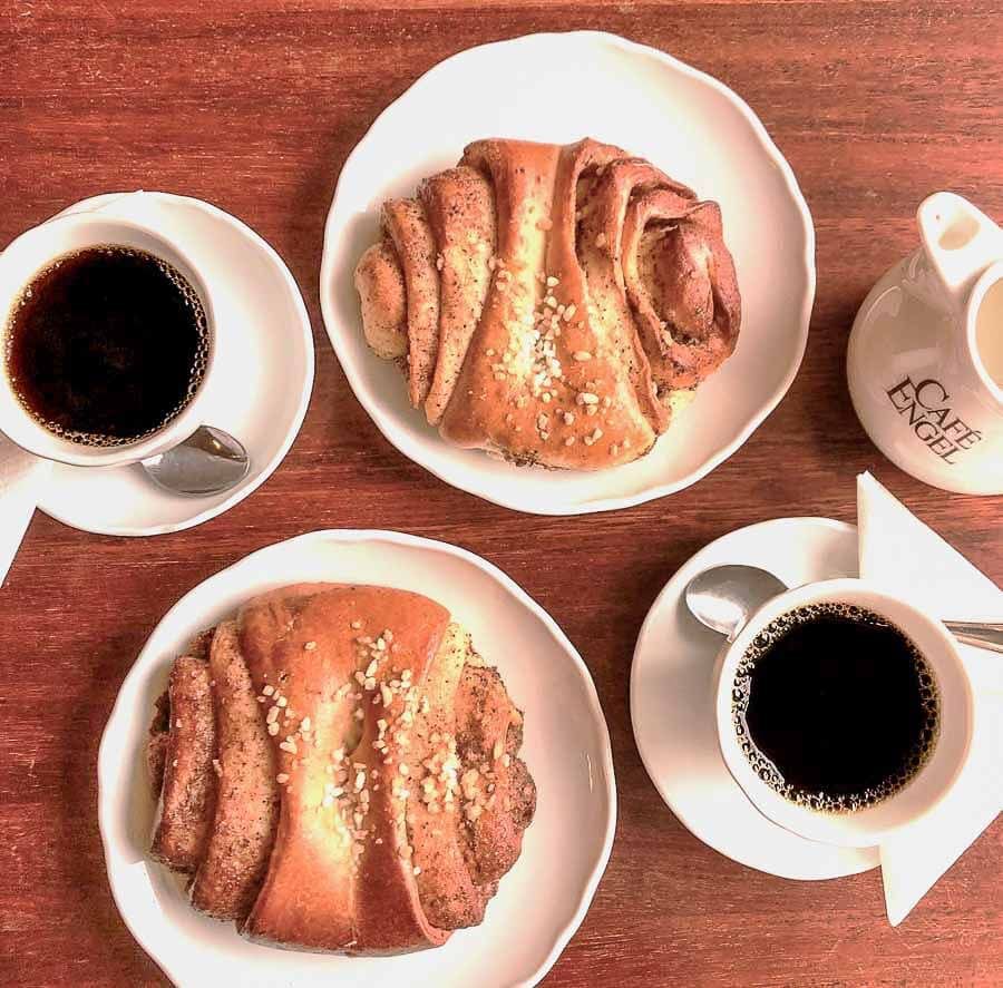 Desayuno finlandés con café y bollos de canela en el Café Engel, parada gastronómica que ver en Helsinki en un día