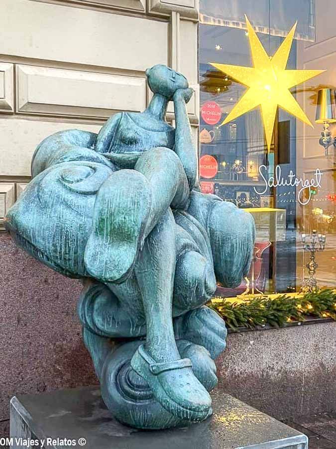Detalle de escultura contemporánea junto a tienda elegante en el centro, rincón diferente que ver en Helsinki en un día