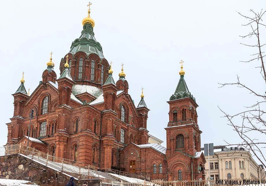 Catedral ortodoxa Uspenski nevada al atardecer, imprescindible que ver en Helsinki en un día