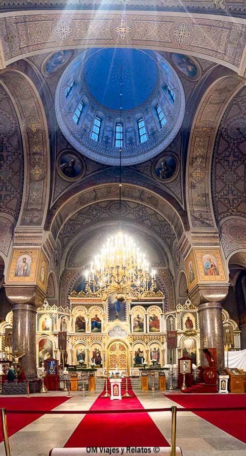 Interior de la catedral ortodoxa Uspenski con cúpula azul y lámpara dorada, que ver en Helsinki en un día