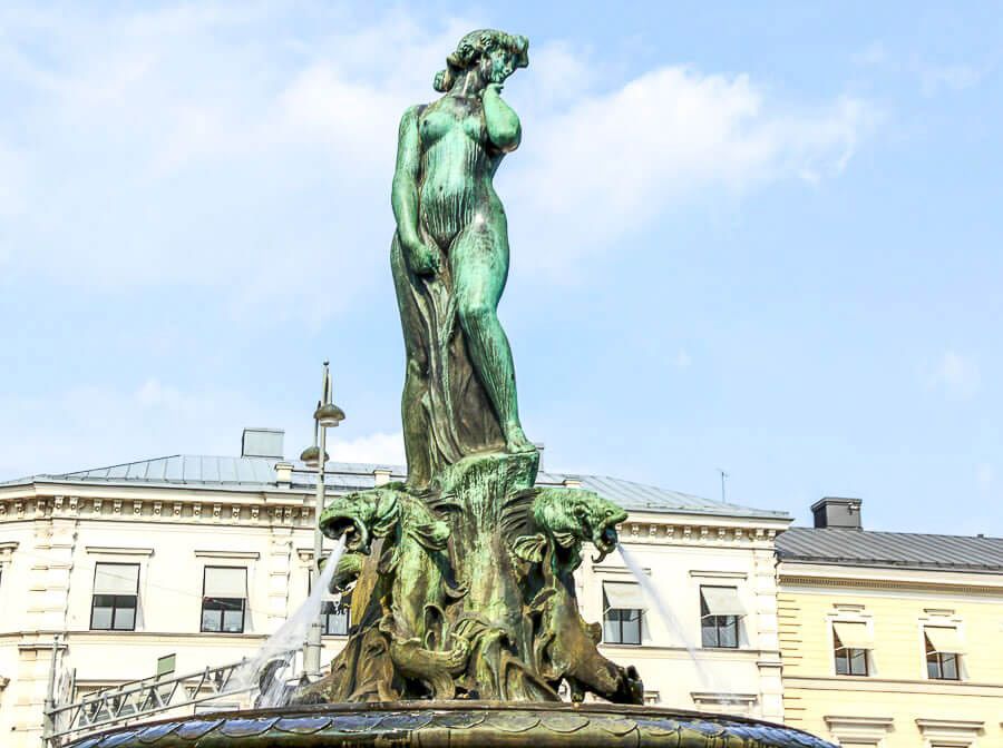 Detalle de la fuente Havis Amanda rodeada de edificios históricos, uno de los iconos que ver en Helsinki en un día