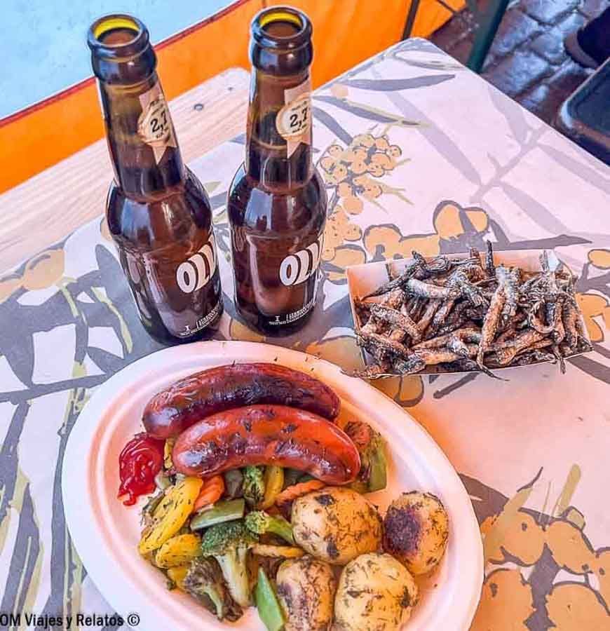 Comida típica finlandesa en el mercado del puerto de Helsinki, salchichas, pescado frito y cerveza, experiencia que ver en Helsinki en un día