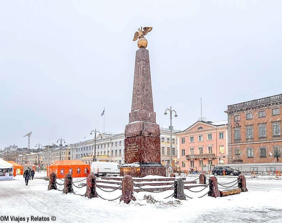Vista invernal de la Plaza del Mercado con el obelisco ruso y edificios neoclásicos al fondo, ambiente nórdico que ver en Helsinki en un día