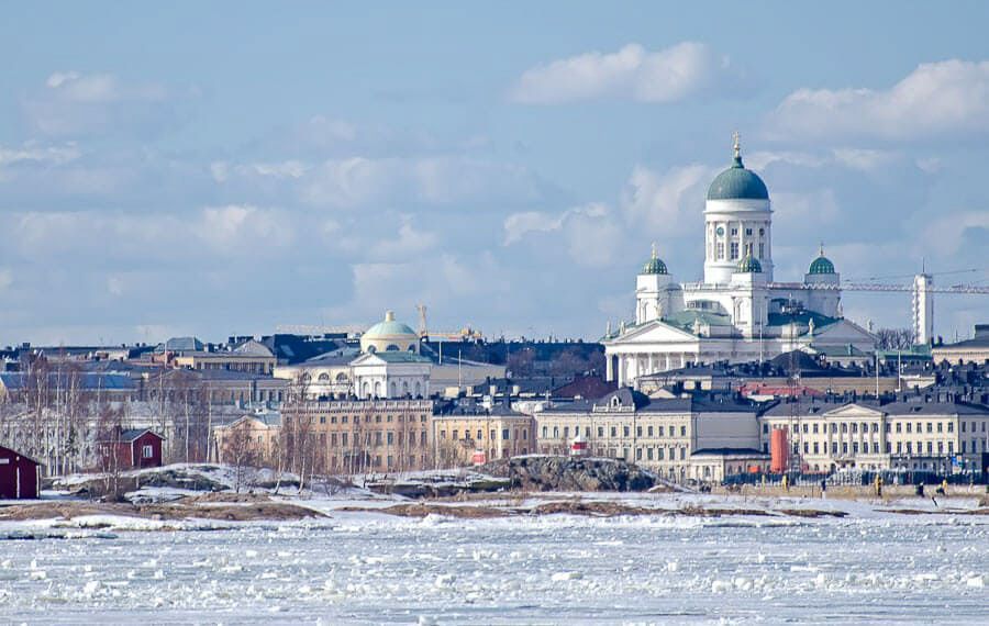 Vistas panorámicas de Helsinki en invierno desde el mar helado, con la catedral blanca dominando el horizonte, imprescindible que ver en Helsinki en un día