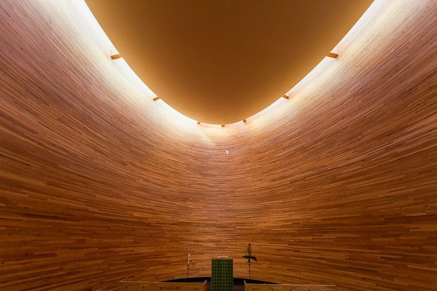 Arquitectura moderna de la Capilla del Silencio en Kamppi, espacio espiritual imprescindible que ver en Helsinki en un día