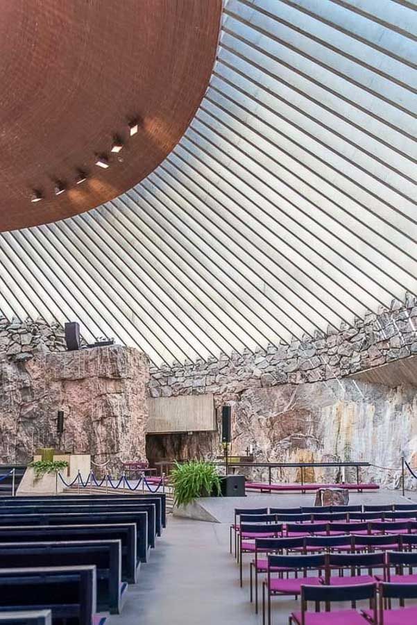 Interior de la Iglesia de Piedra de Temppeliaukio, uno de los templos más sorprendentes que ver en Helsinki en un día