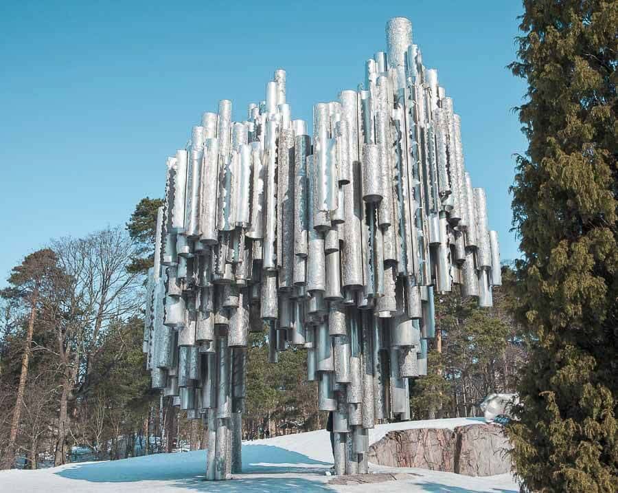 Monumento a Sibelius cubierto de nieve, una obra de arte al aire libre imprescindible que ver en Helsinki en un día