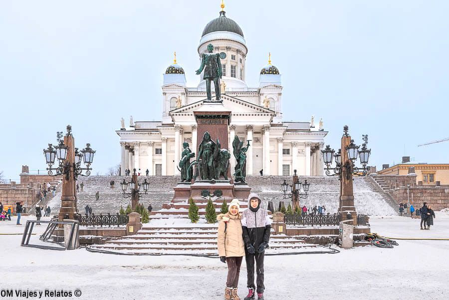 Helsinki en un día: Yo y mi hijo frente a la Catedral de Helsinki en invierno