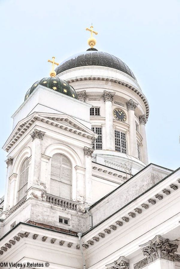 Detalle de las cúpulas y el reloj de la Catedral luterana, icono imprescindible que ver en Helsinki en un día