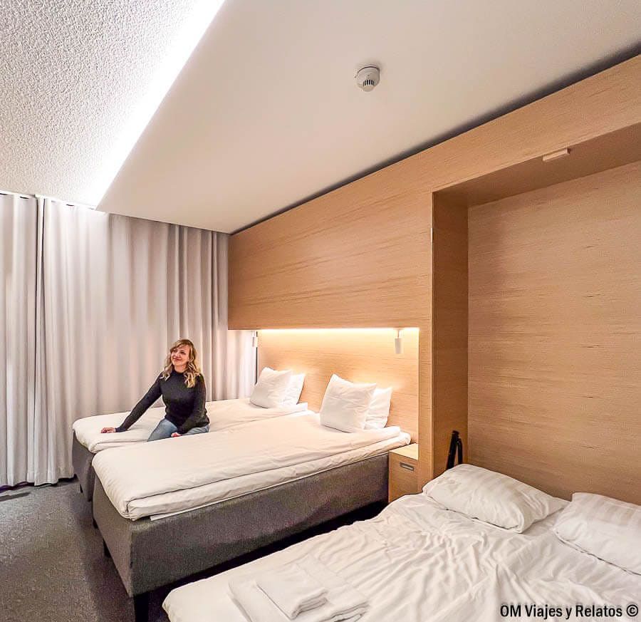 Una servidora descansando en la habitación del hotel Scandic Helsinki Aviacongressen después de una intensa ruta de qué ver en Helsinki en un día