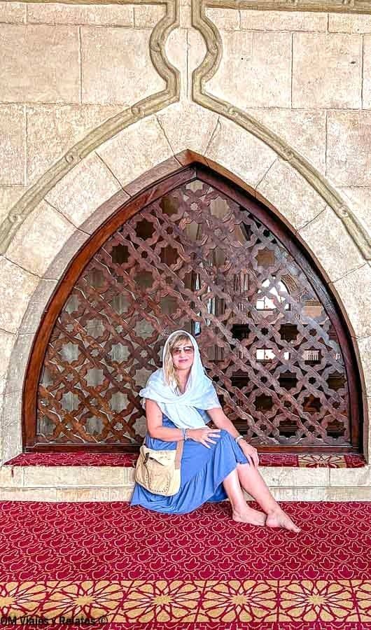 Una servidora con un pañuelo en la cabeza en el interior de la Mezquita Mustafa