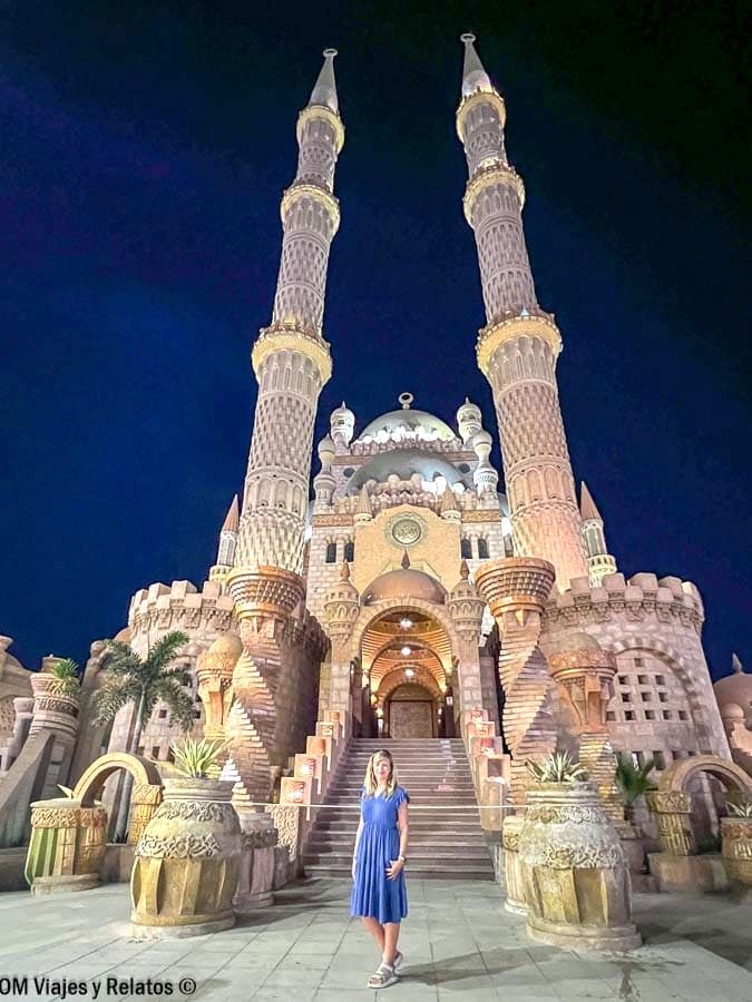 Una servidora en la Mezquita Al Sahaba al tardecer