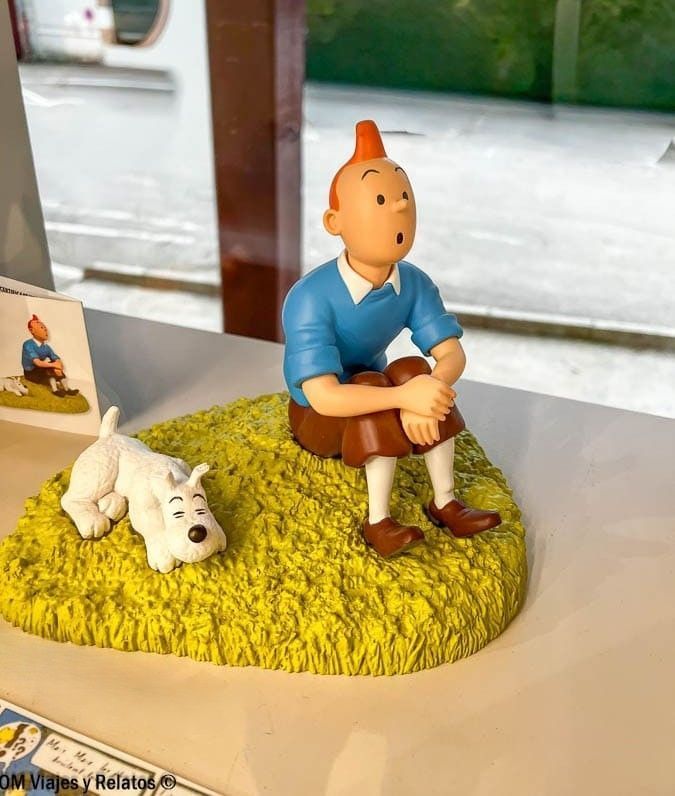 Figura de Tintín y Milú en la tienda temática del castillo de Cheverny, un homenaje al famoso personaje de cómic cuya residencia se inspiró en este emblemático castillo del Valle del Loira.