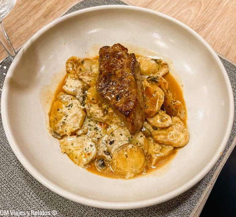 Plato de cocina tradicional francesa degustado durante nuestra ruta por los castillos del Loira en coche, una experiencia gastronómica que combina sabores locales y productos de la región.