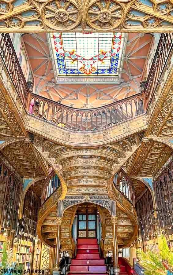 Escalera monumental y vidriera de la Librería Lello, conocida como la librería de Harry Potter en Oporto.