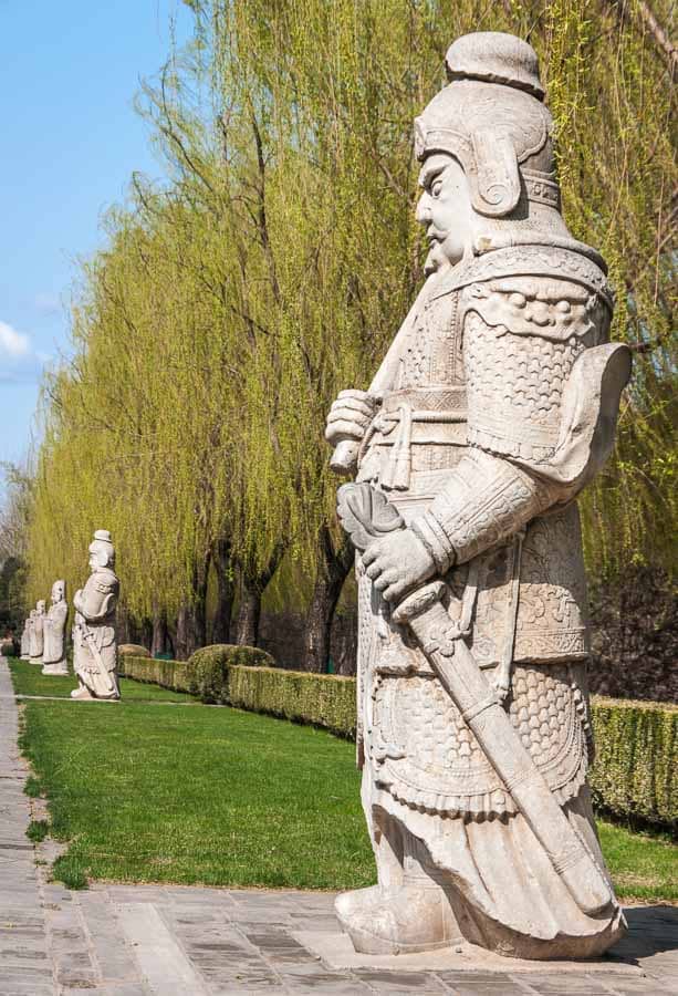 Estatuas de piedra en la Vía Sagrada de las Tumbas Ming
