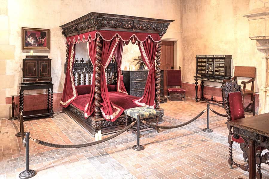 Interior del Castillo de Clos Lucé, la última residencia de Leonardo da Vinci en Francia, un lugar imprescindible para descubrir el legado del genio renacentista durante una ruta por los castillos del Loira en coche.