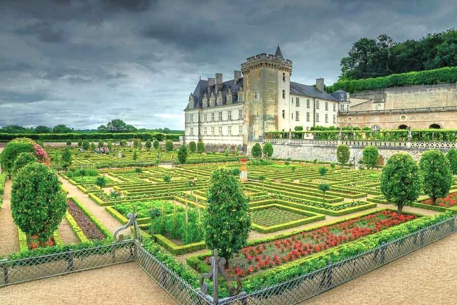 Jardines ornamentales del castillo de Villandry, considerados unos de los más bellos de Francia, una parada imprescindible en una ruta por los castillos del Loira en coche.
