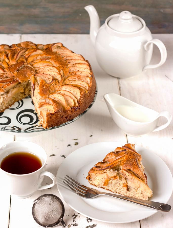 Tarta Tatin recién horneada acompañada de una taza de té, uno de los postres más emblemáticos de Francia y una deliciosa parada gastronómica durante una ruta por los castillos del Loira en coche.