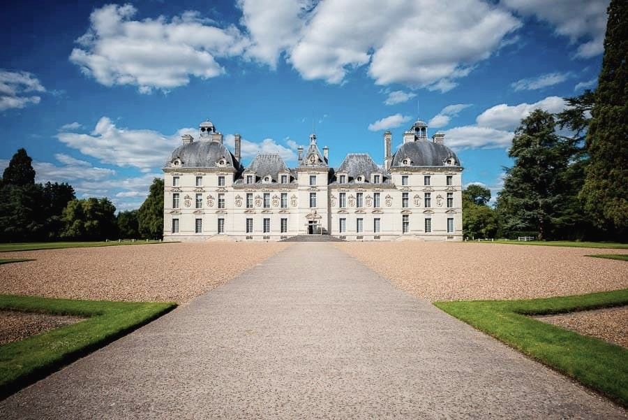 Fachada del castillo de Cheverny, uno de los palacios más elegantes para visitar en una ruta por los castillos del Loira en coche.