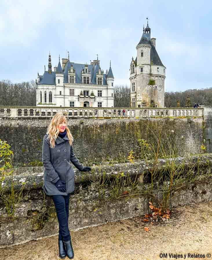 Una servidora posando frente al elegante castillo de Chenonceau, conocido como el “Castillo de las Damas”, una de las visitas más románticas e imprescindibles en una ruta por los castillos del Loira en coche.