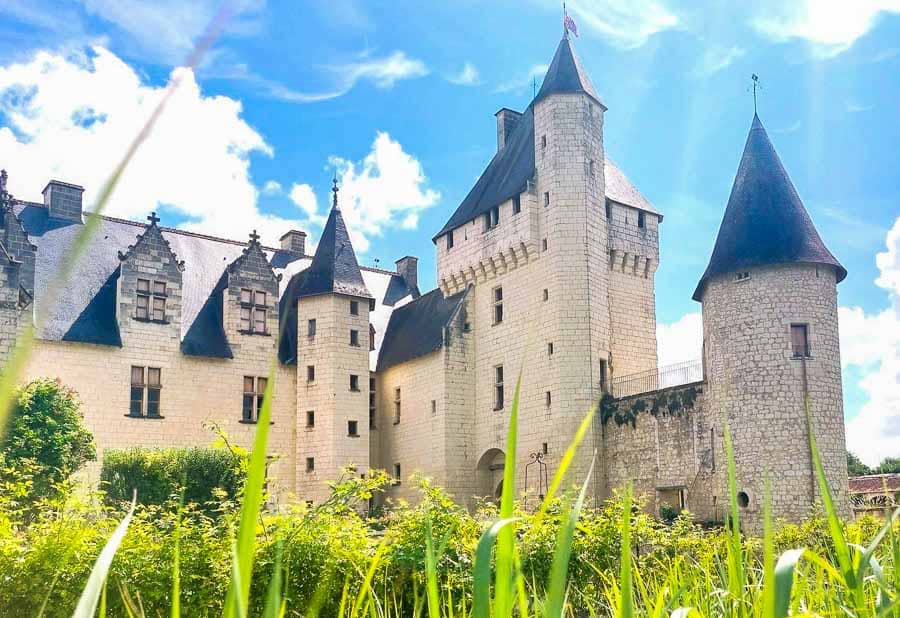 Fachada de un castillo del Valle del Loira rodeado de jardines, una visita imprescindible en una ruta por los castillos del Loira en coche.