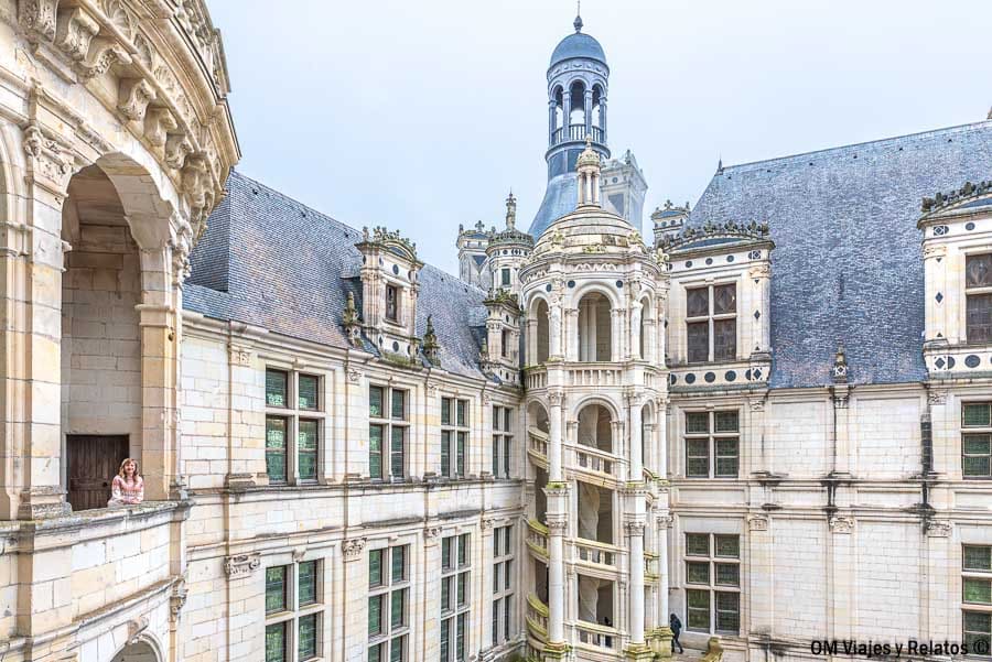 Una servidora contemplando la espectacular escalera de doble hélice en el patio interior del castillo de Chambord, una parada imprescindible en una ruta por los castillos del Loira en coche.