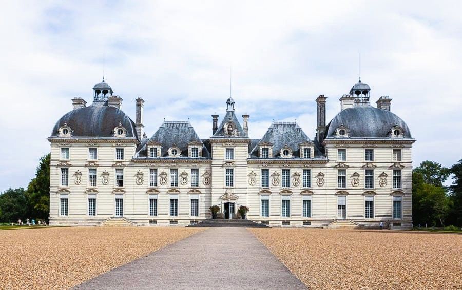 Fachada principal del elegante castillo de Cheverny, uno de los palacios más refinados y mejor conservados de Francia, imprescindible en una ruta por los castillos del Loira en coche.