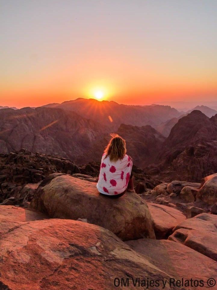 Una servidora en la cima del Monte Sinaí en un tour desde Sharm El Sheikh