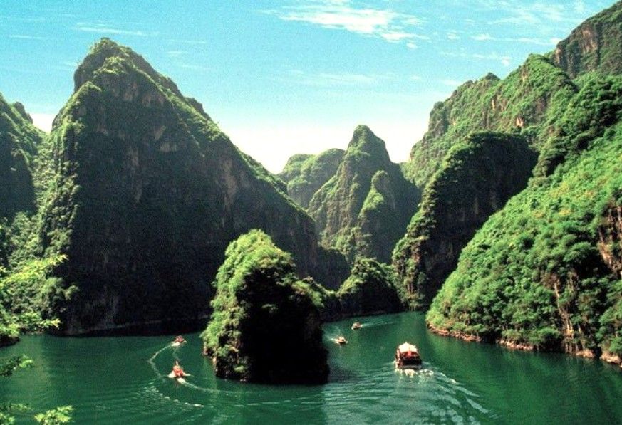 Longqing Gorge desde Pekín:“Barcas navegando entre acantilados en Longqing Gorge
