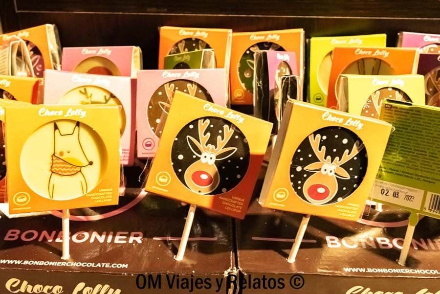 Chocolates navideños artesanales en un puesto del mercado – Dulces típicos de Budapest en Navidad.