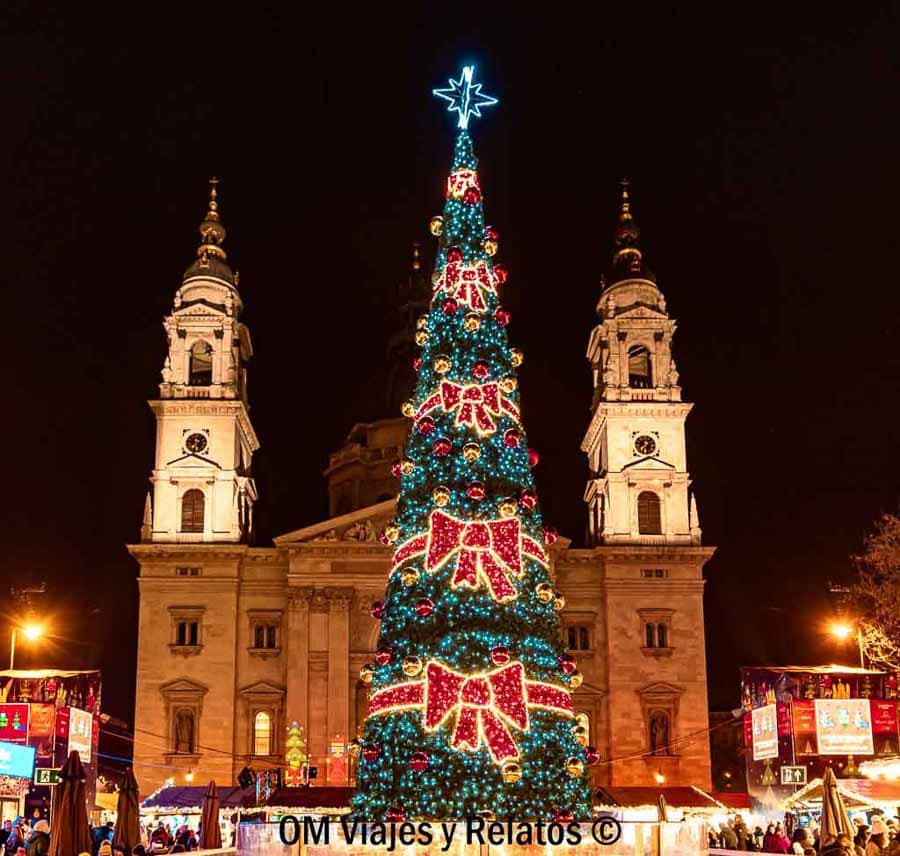 La magia de Budapest en Navidad brilla en la plaza de la Basílica con su árbol gigante y mercadillo navideño.